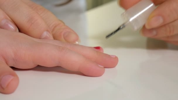 Madre e hija se divierten pintando uñas, concepto de tiempo familiar — Vídeo de stock