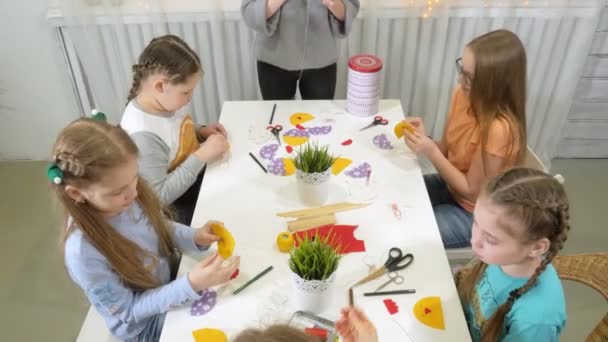 Girls at the lesson with the teacher sew a soft toy with their own hands — Stock Video