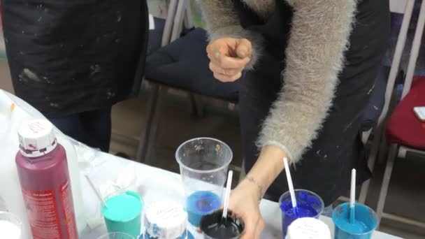 Γυναίκα ετοιμάζει και χρώματα χρώματα για μία ζωγραφιά ενός υγρού τέχνης — Αρχείο Βίντεο