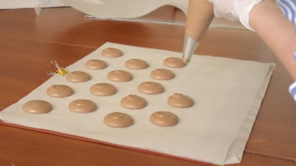 요리사는 이다 크림 마카롱의 확인 합니다. 쿡은 그들의 자신의 손으로 아름 다운 디저트. — 비디오