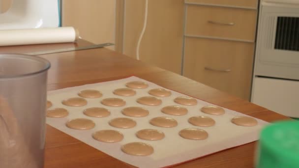 Chef hacer de un macaron entre los cuales es una crema. Cocinero hace hermosos postres con sus propias manos . — Vídeo de stock