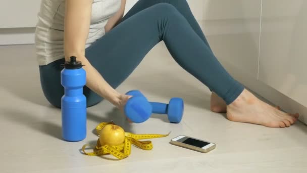 Mujer delgada medida de retención en el fondo de un plato con frutas y verduras, un estilo de vida saludable — Vídeos de Stock