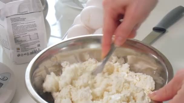 Leuke vrouw in haar keuken bakken — Stockvideo