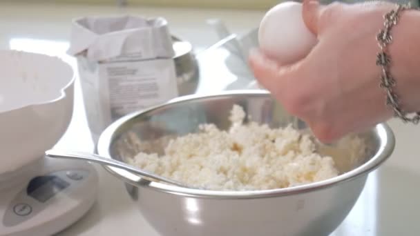 Söt kvinna bakning i hennes kök — Stockvideo