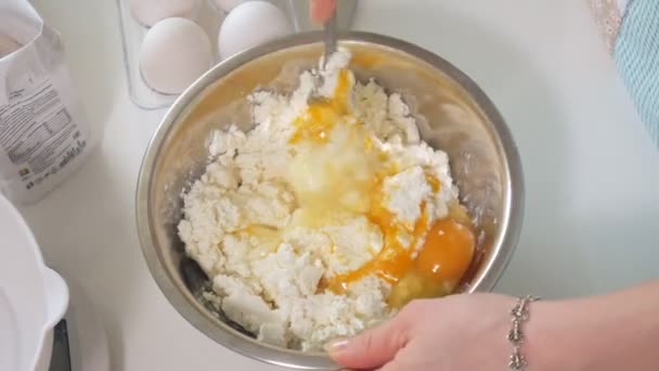 Mulher bonito assar em sua cozinha — Vídeo de Stock