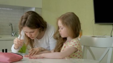 Anne ve kızı oje sürerken eğleniyorlar, aile zamanı konsepti.