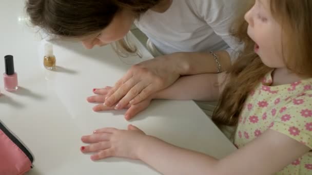 Moeder en dochter hebben plezier schilderen nagels, familie tijd concept — Stockvideo