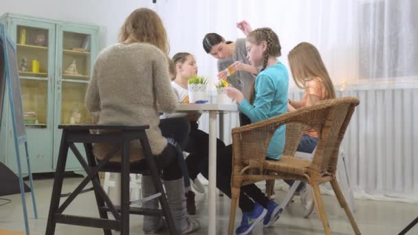 先生とのレッスンで女の子を縫う自分の手と柔らかいおもちゃ — ストック動画