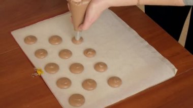 Şef aralarında bir krem olduğunu bir macaron olun. Cook güzel tatlılar, kendi elleri ile yapar.