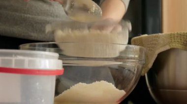 Şef aralarında bir krem olduğunu bir macaron olun. Cook güzel tatlılar, kendi elleri ile yapar.