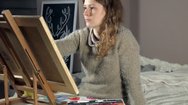 Mulheres adultas pintam com tintas coloridas de aquarela em uma escola de arte — Vídeo de Stock