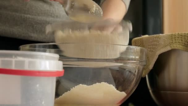 Chef faz de um macaron entre o qual é um creme. Cook faz belas sobremesas com suas próprias mãos . — Vídeo de Stock