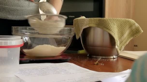 Chef faz de um macaron entre o qual é um creme. Cook faz belas sobremesas com suas próprias mãos . — Vídeo de Stock