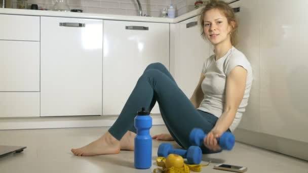 Fitness mulher madura trabalhando com halteres. Estilo de vida saudável — Vídeo de Stock