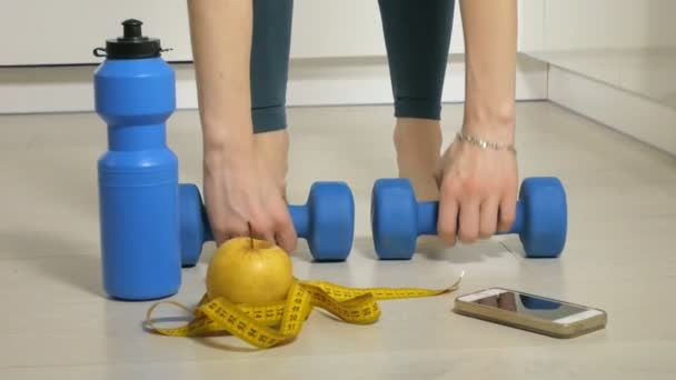 Fitness zralá žena cvičit s činkami. Zdravý životní styl — Stock video
