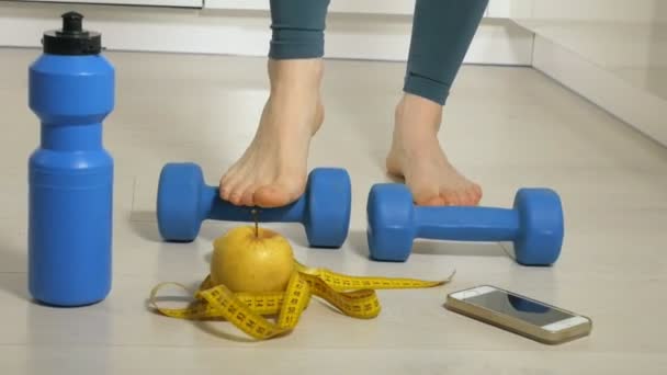 Fitness mujer madura haciendo ejercicio con pesas. Estilo de vida saludable — Vídeo de stock