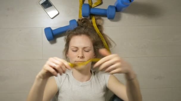 用哑铃锻炼健身成熟的女人。健康的生活方式 — 图库视频影像