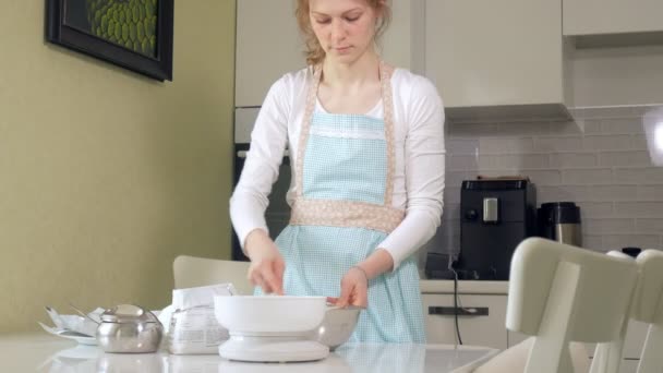 Mujer linda hornear en su cocina — Vídeos de Stock