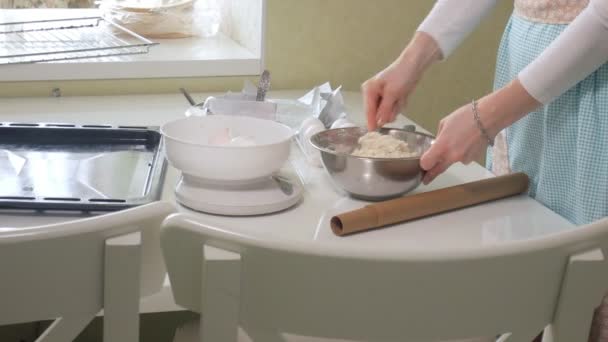 在她的厨房里烘烤的可爱女人 — 图库视频影像