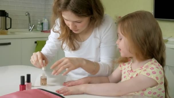 Мати і дочка весело малюють нігті, концепція сімейного часу — стокове відео