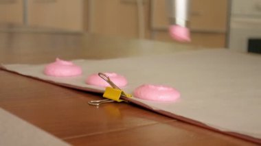 Şef aralarında bir krem olduğunu bir macaron olun. Cook güzel tatlılar, kendi elleri ile yapar.