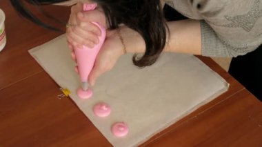 Şef aralarında bir krem olduğunu bir macaron olun. Cook güzel tatlılar, kendi elleri ile yapar.