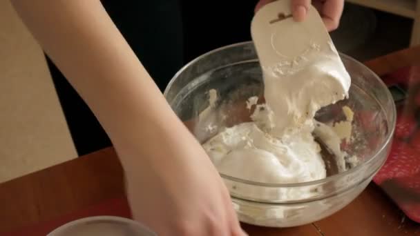 Kocken gör av en macaron mellan vilka är en kräm. Cook gör vackra desserter med sina egna händer. — Stockvideo