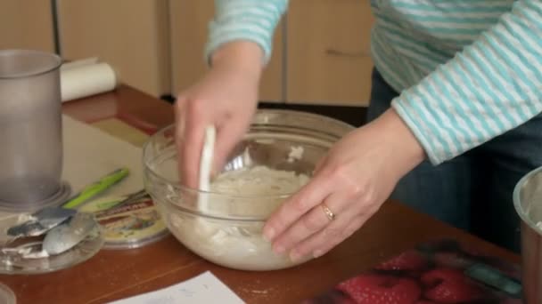 Chef hacer de un macaron entre los cuales es una crema. Cocinero hace hermosos postres con sus propias manos . — Vídeo de stock