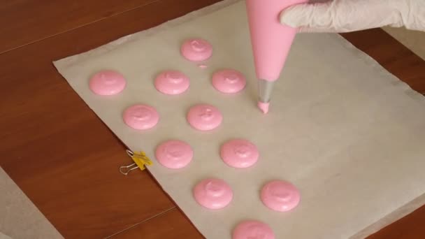 Szakács, hogy egy macaron, amelyek között van egy krém. Szakács teszi gyönyörű desszertek a saját kezükbe. — Stock videók