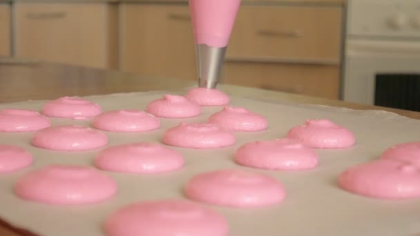 Chef hacer de un macaron entre los cuales es una crema. Cocinero hace hermosos postres con sus propias manos . — Vídeo de stock