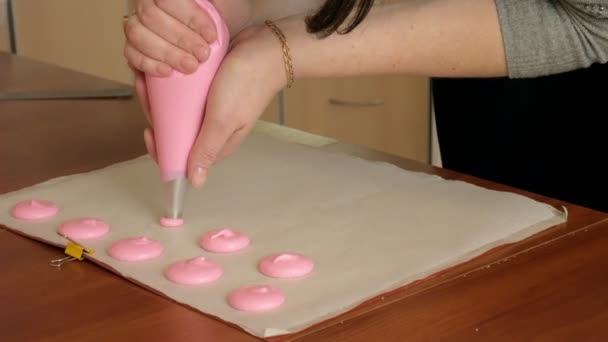 シェフのマカロンの間にはクリームを作る。料理は自分の手で美しいデザートを作る. — ストック動画