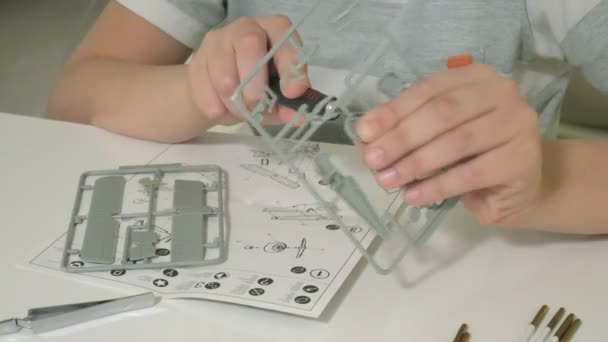 Il ragazzo crea un plastico modello aereo, una copia esatta, dal progettista — Video Stock