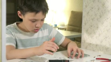 Çocuk tam bir kopya bir plastik model uçak Tasarımcısı'ndan oluşturur.