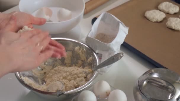 Mujer linda hornear en su cocina — Vídeos de Stock