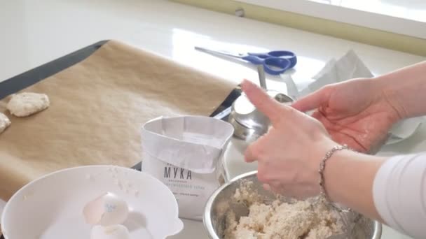 Roztomilá žena pečení ve své kuchyni — Stock video