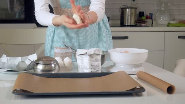 Mujer linda hornear en su cocina — Vídeo de stock