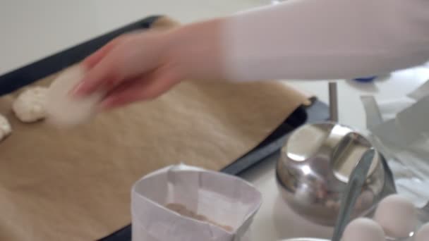 Söt kvinna bakning i hennes kök — Stockvideo