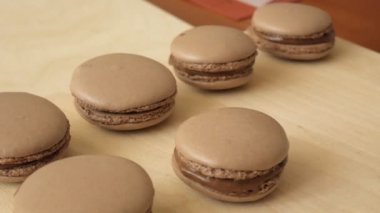 Şef aralarında bir krem olduğunu bir macaron olun. Cook güzel tatlılar, kendi elleri ile yapar.