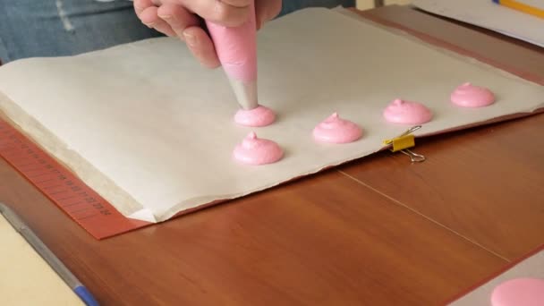 Lo chef fa di un macaron tra cui è una crema. Cook fa bellissimi dolci con le proprie mani . — Video Stock