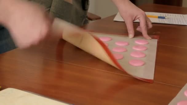 Šéfkuchař si o macaron, mezi nimiž je krém. Kuchař dělá krásné zákusky s jejich vlastních rukou. — Stock video