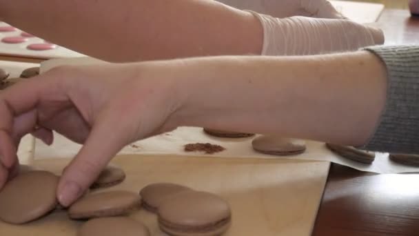 厨师做的 macaron 是奶油。厨师用自己的手做美丽的甜点. — 图库视频影像