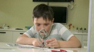 Çocuk tam bir kopya bir plastik model uçak Tasarımcısı'ndan oluşturur.