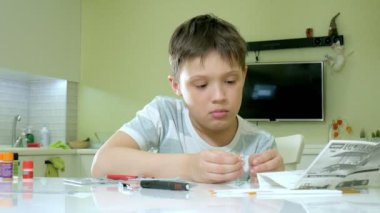 Çocuk tam bir kopya bir plastik model uçak Tasarımcısı'ndan oluşturur.