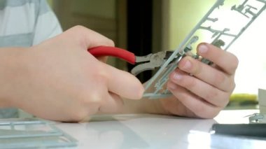 Çocuk tam bir kopya bir plastik model uçak Tasarımcısı'ndan oluşturur.