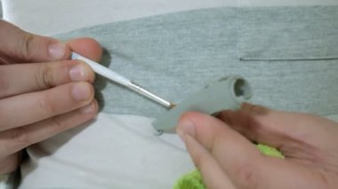 Çocuk tam bir kopya bir plastik model uçak Tasarımcısı'ndan oluşturur.