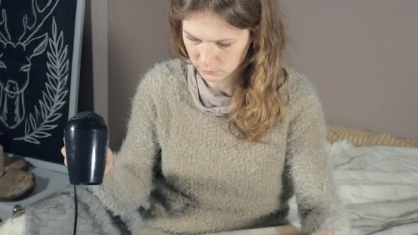 Wanita dewasa melukis dengan cat cat cat cat cat cat air berwarna dan kering dengan pengering rambut di sekolah seni — Stok Video