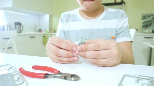 Il ragazzo crea un plastico modello aereo, una copia esatta, dal progettista — Video Stock