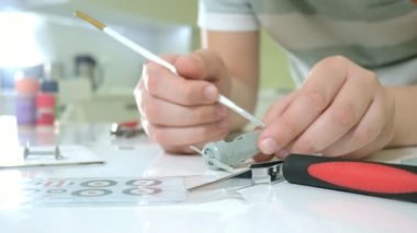 Çocuk tam bir kopya bir plastik model uçak Tasarımcısı'ndan oluşturur.