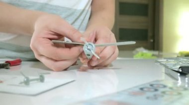 Çocuk tam bir kopya bir plastik model uçak Tasarımcısı'ndan oluşturur.