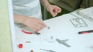 Çocuk tam bir kopya bir plastik model uçak Tasarımcısı'ndan oluşturur.